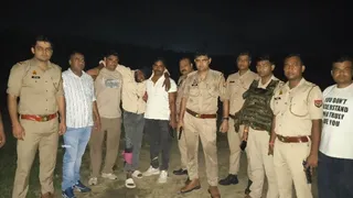 बागपत में एनकाउंटर के बाद घायल लेकर जाते पुलिसकर्मी।