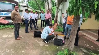 मौके पर कार्रवाई करती लोकायुक्त टीम।