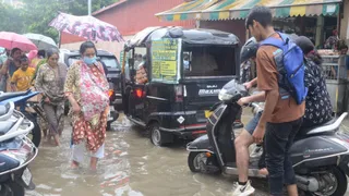 बारिश के बीच भरा पानी।