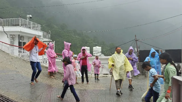 बारिश के बीच अर्धकुंवारी मंदिर से भवन की ओर रवाना होते श्रद्धालु। फोटो- जागरण