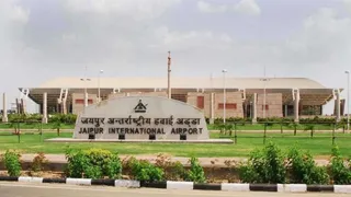 जयपुर एयरपोर्ट पर माइक्रोलाइट विमान से टकराया ग्राउंड वाहन