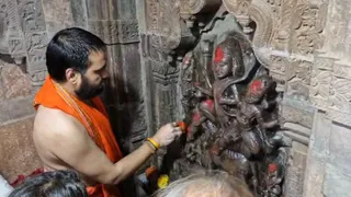 भगवान नागचंद्रेश्वर की पूजा-अर्चना करते महानिर्वाणी अखाड़े के महंत विनीतगिरि महाराज। फोटो- जागरण