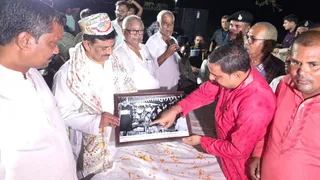जदयू के कार्यकारी राष्ट्रीय अध्यक्ष एवं सांसद संजय कुमार झा को तस्वीर भेंट करते उज्जवल। सौ. स्वयं