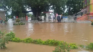उफान पर खरकाई और संजय नदी, मंदिर से लेकर पुलिया तक सब जलमग्न