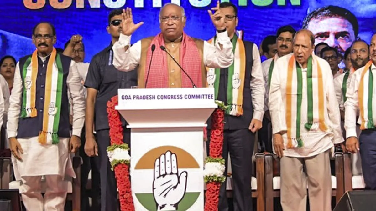 गोवा में खरगे के दौरे से पहले कांग्रेस को झटका, 100 से अधिक बूथ लेवल के कार्यकर्ताओं ने दिया इस्तीफा