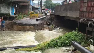 मूसलाधार बारिश में कुमारधुबी पुल स्थित डायवर्सन का बड़ा हिस्सा बह गया। (फोटो जागरण)