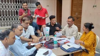 दिल्ली में एसआईआर का काम करती टीम। फोटो: आर्काइव