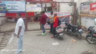 हड़ताल कर रहे कर्मचारियों ने निगम कार्यालय के गेट पर ताला जड़कर नारेबाजी की।