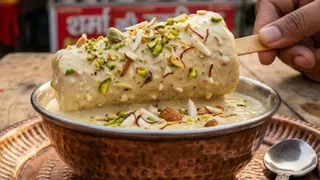 रबड़ी कुल्फी बनाने की रेसिपी (Picture Courtesy: Freepik)