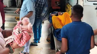 ट्रेन में जन्म लेने के बाद नवजात को अस्पताल ले जाते रेलकर्मी। (फोटो साैजन्य)
