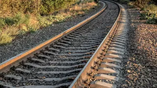 सुरक्षा के लिए जरूरी हैं रेलवे ट्रैक के पत्थर (Picture Courtesy: Freepik)