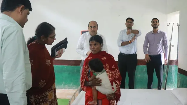 बालाघाट जिले के कुंडेकसा में बने अस्थायी अस्पताल में भर्ती बच्चे की मां से बातचीत करते संभाग आयुक्त। (सौजन्य- जनसंपर्क विभाग)