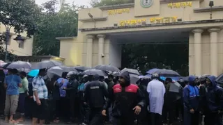 दिनभर प्रोजेक्ट भवन के सामने टिके रहे सफल अभ्यर्थी, शाम में निकाला मशाल जुलूस।