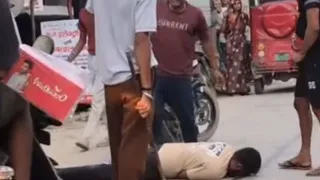 शिव कुमार के साथ मारपीट करते आरोपित।