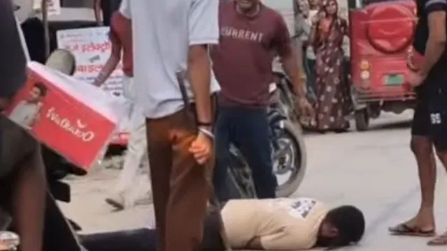 हाथरस में दबंगों की हैवानियत: युवक की बेरहमी से पिटाई, मुंह में किया पेशाब; 2 गिरफ्तार
