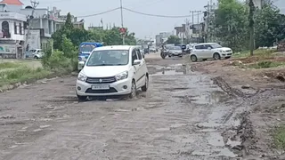 आरएसपुरा-कुल्लियां मार्ग पर गड्ढों से भरा सफर बना मुसीबत।