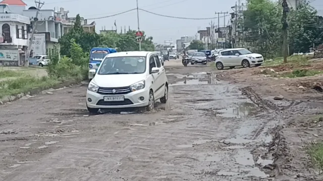 सड़क पर गड्ढे या गड्ढों में सड़क? जम्मू के आरएसपुरा-कुल्लियां मार्ग की हालत देख चौंक जाएंगे, रोज हजारों लोग परेशान

