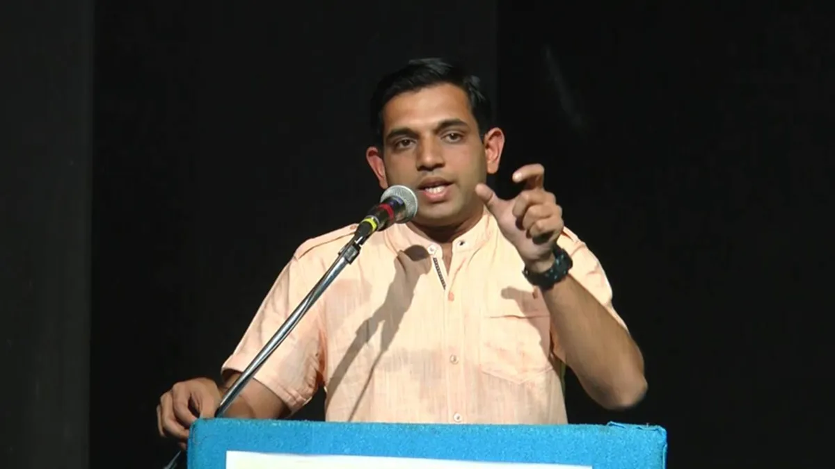 'महात्मा गांधी को गोली लगने के तुरंत बाद अस्पताल नहीं ले जाया गया था', सावरकर के पोते का बड़ा दावा