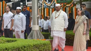 वंदे मातरम् के गायन में बाधा डालने के आरोप में सोनिया-राहुल के खिलाफ जांच शुरू (फोटो- सोशल मीडिया)