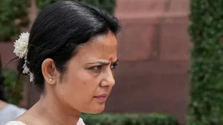 सर्किट हाउस मामले में महुआ ने तीन अधिकारियों के खिलाफ विशेषाधिकार हनन का नोटिस दिया (फोटो- पीटीआई)