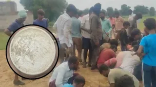 एक्सप्रेस-वे की साइट पर सिक्कों की तलाश में मिट्टी खोदते ग्रामीण व (इनसेट में) खुदाई में मिला सिक्का। (वीडियो ग्रैब)