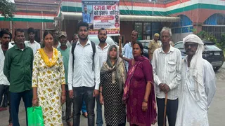 संदिग्ध परिस्थितियों में युवक की मौत के मामले में कार्रवाई की मांग को कलक्ट्रेट पहुंचे ग्रामीण।