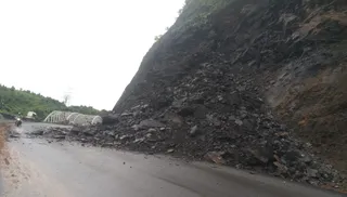 पहाड़ दरकने के बाद सड़क पर मलबा गिर जाने के कारण आवागमन बाधित हो गया।