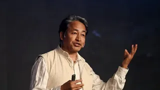 प्रसिद्ध पर्यावरणविद सोनम वांगचुक ने झारखंड के छात्र नेता देवेंद्र महतो से फोन पर बात कर उन्हें और सभी छात्रों को बधाई दी।