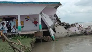 कटान से क्षतिग्रस्त स्कूल। (जागरण)