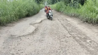 आगरा नहर किनारे यूपी सिंचाई विभाग की सड़क में बने गड्ढों से ग्रामीणों को निकलने में करना पड़ रहा है परेशानी का सामना। जागरण