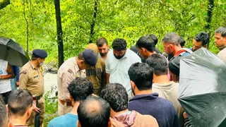 चुराह के जुकियानी में सड़क किनारे शव मिलने के मामले की जांच करती पुलिस व मौके पर पहुंचे विधायक हंसराज।