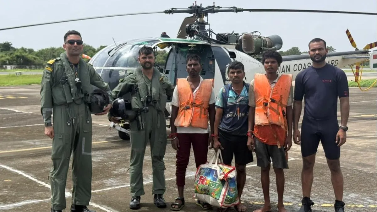 अरब सागर में डूबती नाव से 9 मछुआरों को तटरक्षक बल ने बचाया, दमन यूनिट ने चलाया रेस्क्यू ऑपरेशन