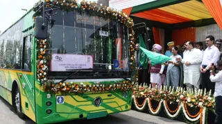 दिल्ली के सार्वजनिक परिवहन को इलेक्ट्रिक बनाने की दिशा में बुधवार को 200 नई ईवी बसें सड़कों पर उतारी गईं।