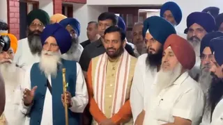 सीएम सैनी से मुलाकात करते हुए