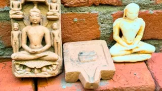 भूखंड की खोदाई में निकलीं जैन प्रतिमाएं।