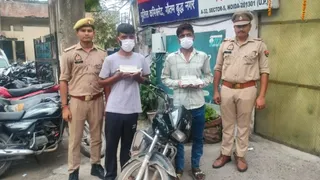 पुलिस की गिरफ्त में मोबाइल झपटमारी करने के अरोपित। सौ. पुलिस