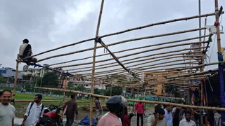 जयपाल सिंह स्टेडियम में बने धरना स्थल का टेंट खोला जा रहा है।