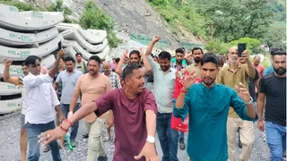 श्रमिकों ने एचसीसी कार्यालय से टीएचडीसी गेट तक रैली निकालकर प्रबंधन के खिलाफ नारेबाजी की।