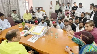प्राचार्य से बातचीत करते सछास कार्यकर्ता
