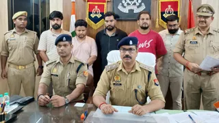घटना का राजफाश करते पुलिस अधिकारी