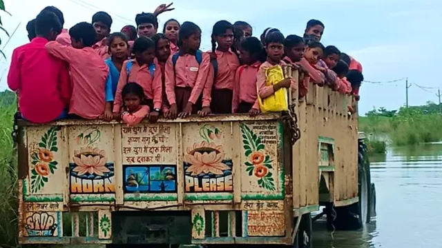बहराइच में बाढ़ में भी नहीं थमी पढ़ाई, पानी में डूबा विद्यालय तो ट्रैक्टर- ट्रॉली से स्कूल पहुंचे बच्चे 
