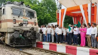 डिबाई के गांव कसेर कलां स्थित डिबाई रेलवे स्टेशन पर बरेली - इंदौर एक्सप्रेस ट्रेन को हरी झंडी दिखकर गंतव्य की ओर रवाना करते अतिथिगण