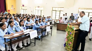 राजकीय बालिका इंटर कॉलेज टूंडला में मंगलवार को छात्राओं से संवाद करते डीएम संतोष कुमार शर्मा : जागरण