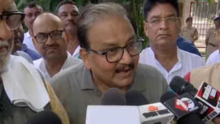 मीडिया से बात करते मनोझ कुमार झा। (सोशल मीडिया)