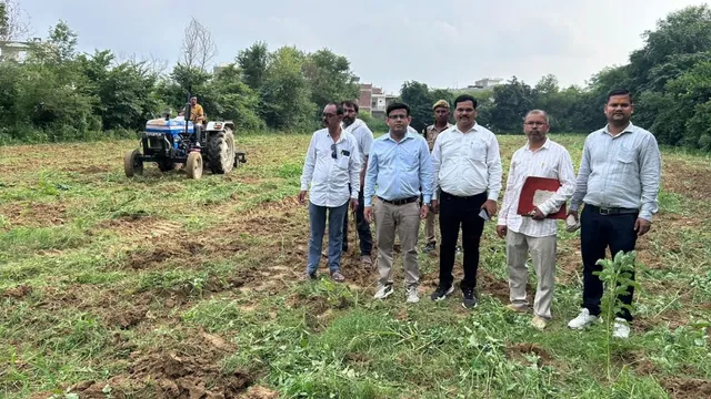 मैनपुरी में 40 करोड़ की कीमती जमीन पर प्रशासन की कार्रवाई: खेत पर चलवाया ट्रैक्टर, DM आवास के पास कब्जाई थी भूमि