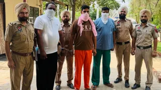 मानसा पुलिस की तरफ से पकड़ा गया सरपंच व साथी।
