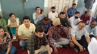हड़ताल पर बैठे कर्मचारी।