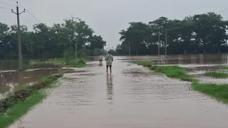 घनौर की सड़कों पर जमा पानी।