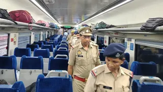 वंदे भारत एक्सप्रेस में पत्थरबाजी।
