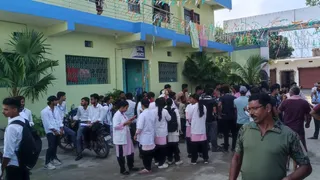 हंगामा करते आक्रोशित परीक्षार्थी।